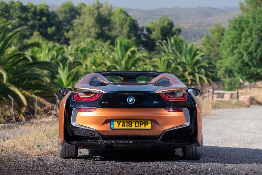  BMW i8 Roadster (I15) 2018 года  (UK) (фото 23 из 97)